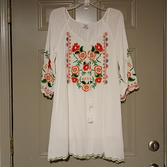 C&C California Dresses & Skirts - C&C Chic Conection White Dress with Red and Orange Floral Embroidery